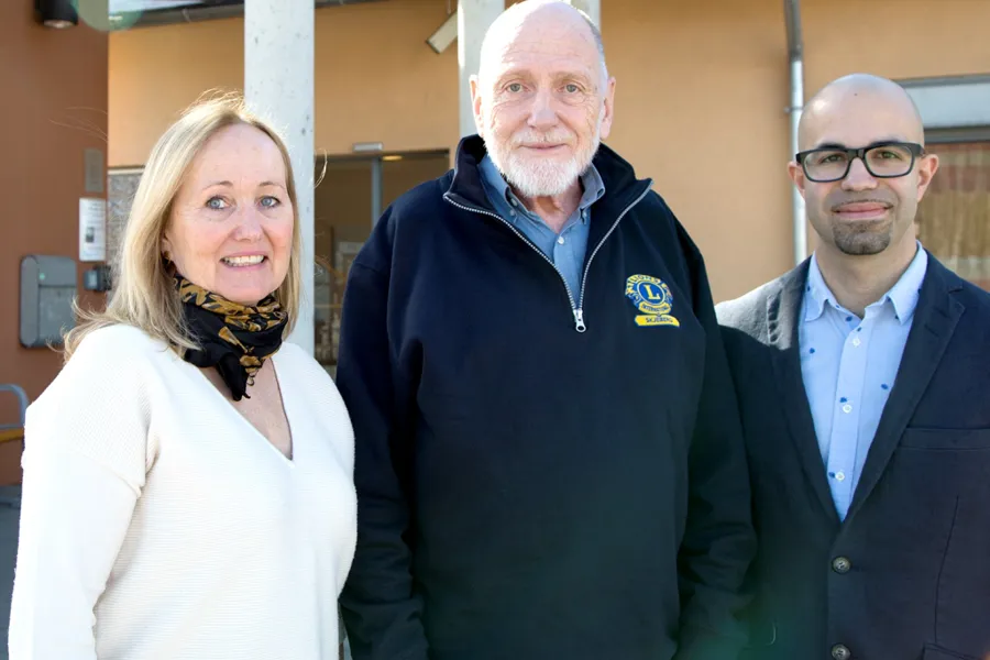 En gruppe mennesker som poserer for kameraet