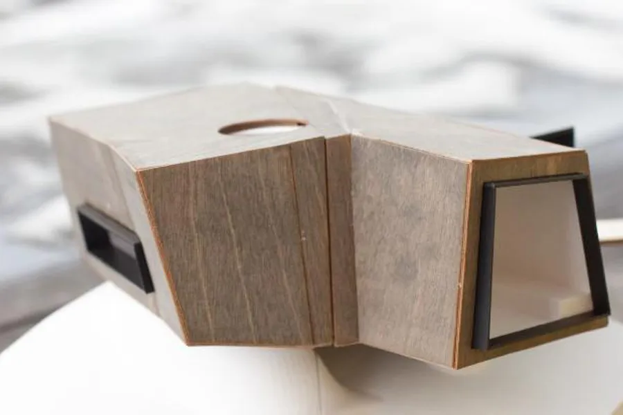 En treboks med skjerm