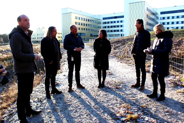 En gruppe mennesker som står utenfor