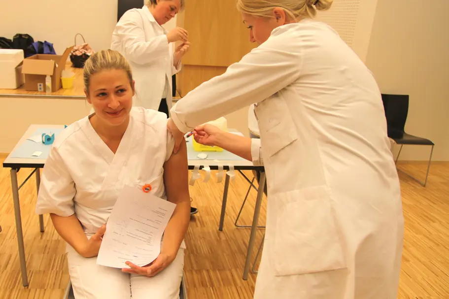 Sekretær Trine Ringsrød ved overvåkningen vaksinerer seg for å unngå influensa.