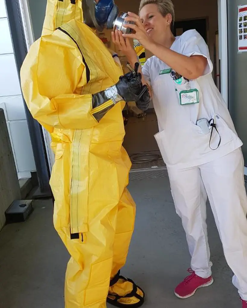 Får hjelp med maske