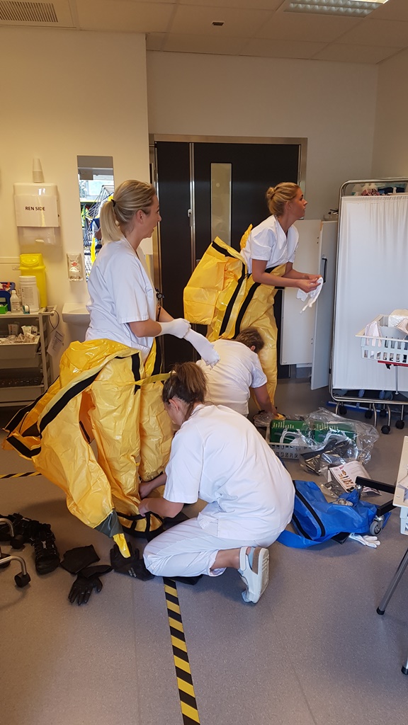 Får hjelp med påkledning