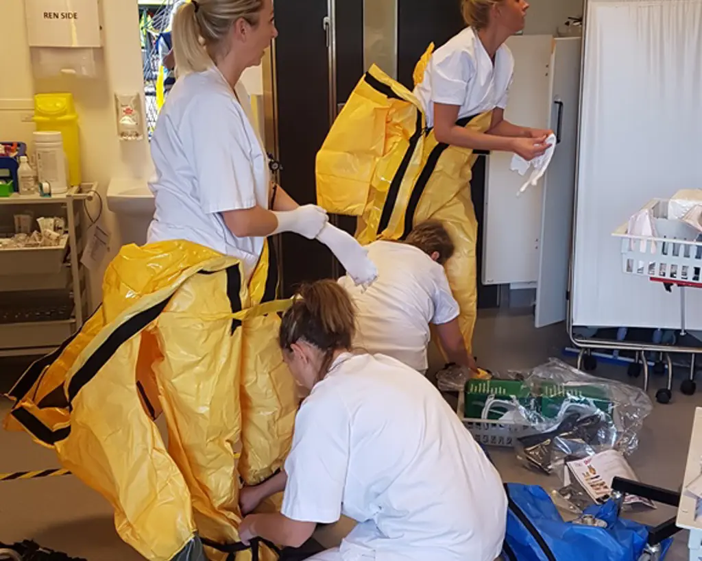 Får hjelp med påkledning