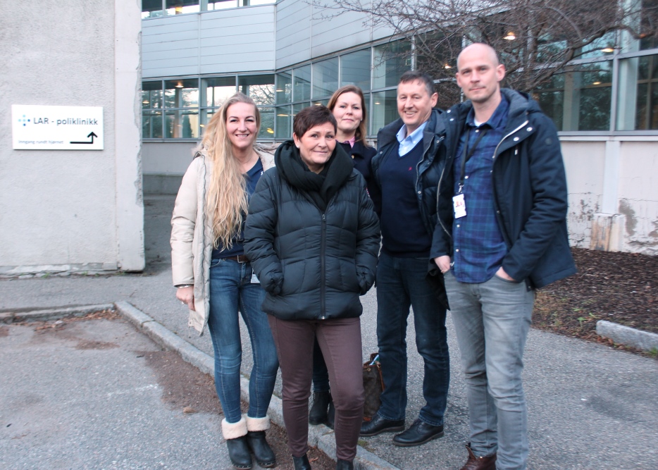 En gruppe mennesker som poserer for et bilde