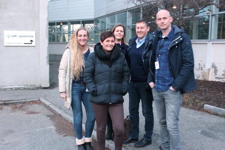 En gruppe mennesker som poserer for et bilde