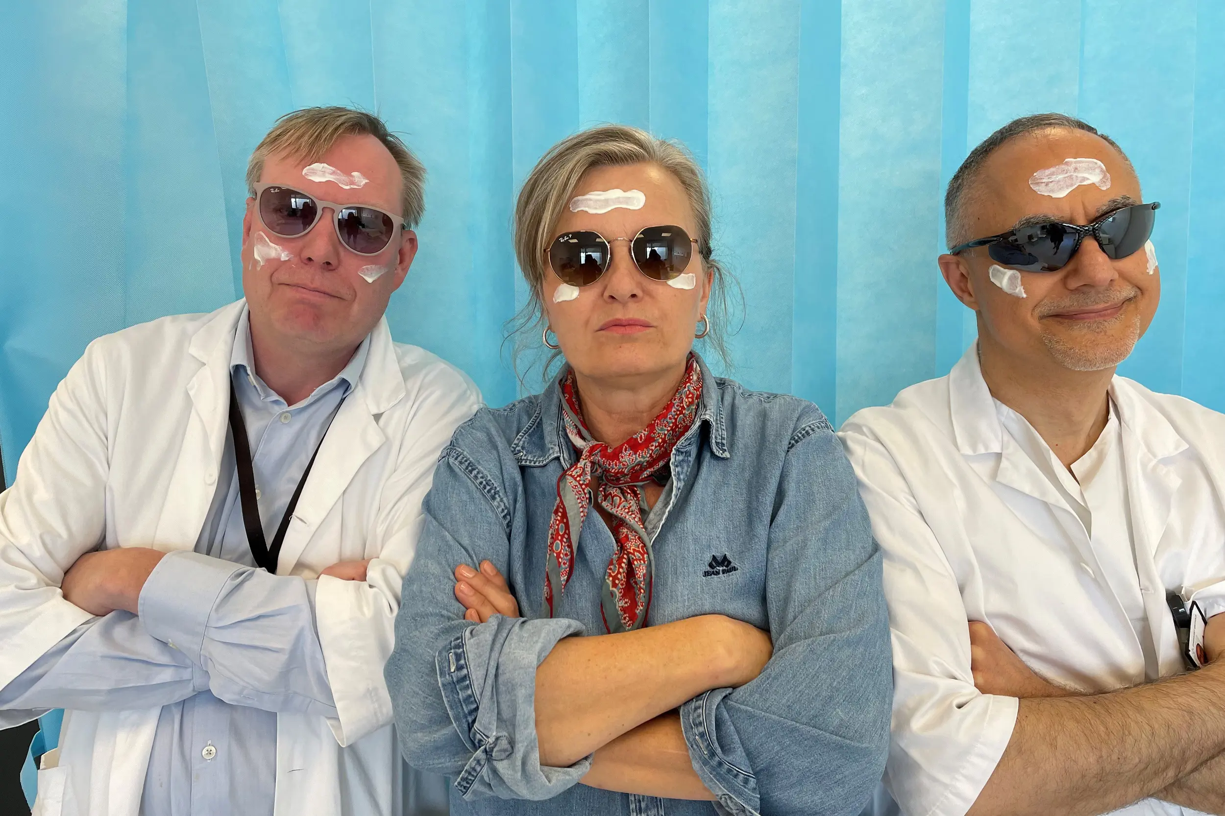 Avdelingssjef Andreas Stensvold, artist Ingrid Bjørnov og overlege Louay Garabet i kreftavdelingen oppfordrer til solvett