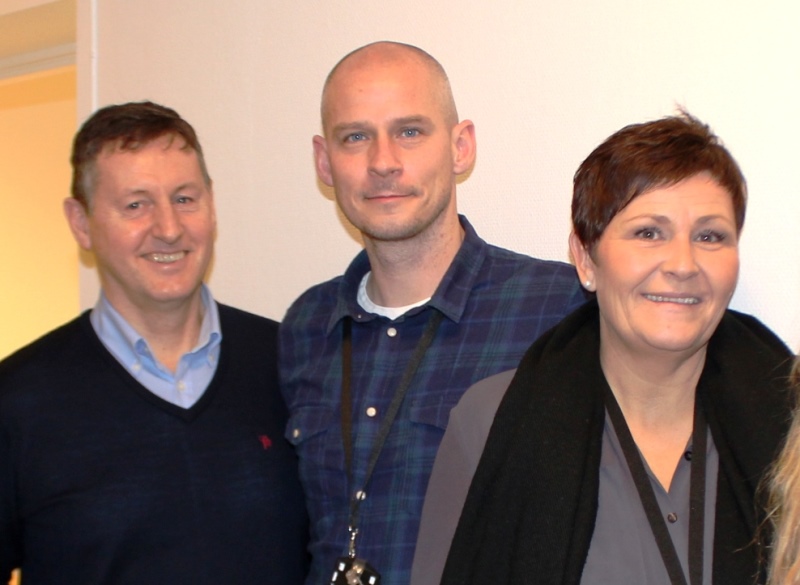 En gruppe mennesker som poserer for kameraet