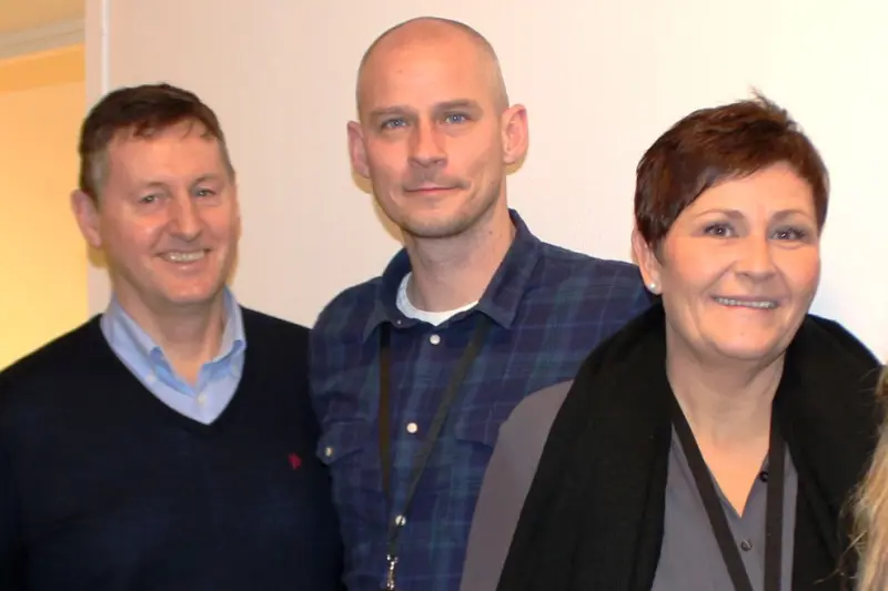 En gruppe mennesker som poserer for kameraet