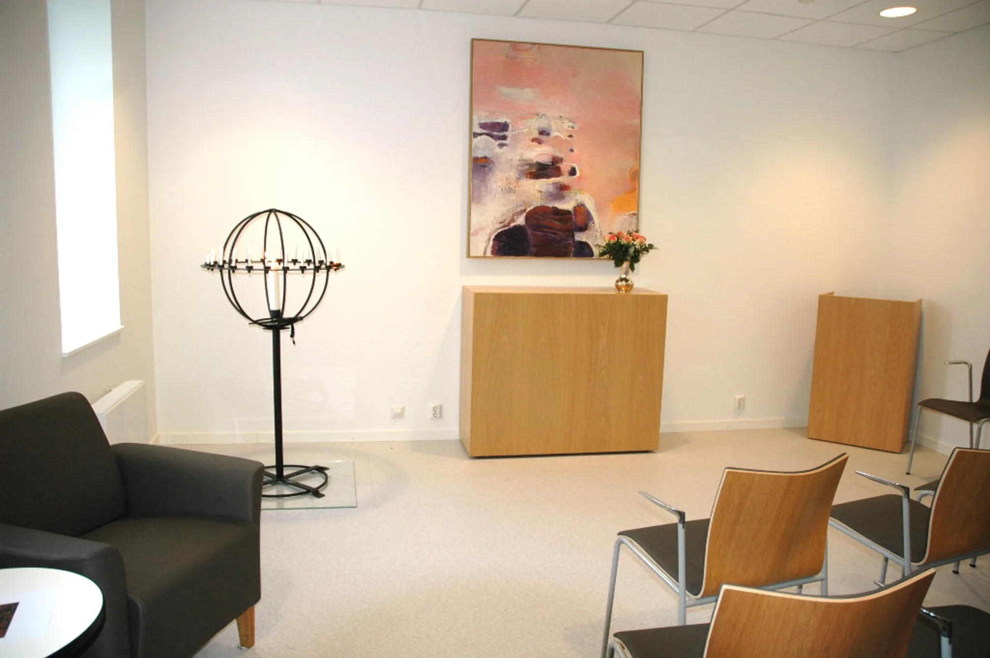 Rom for stillhet og ettertanke ligger i 1. etasje på Sykehuset Østfold Kalnes, like ved hovedinngang og vestibyle. 