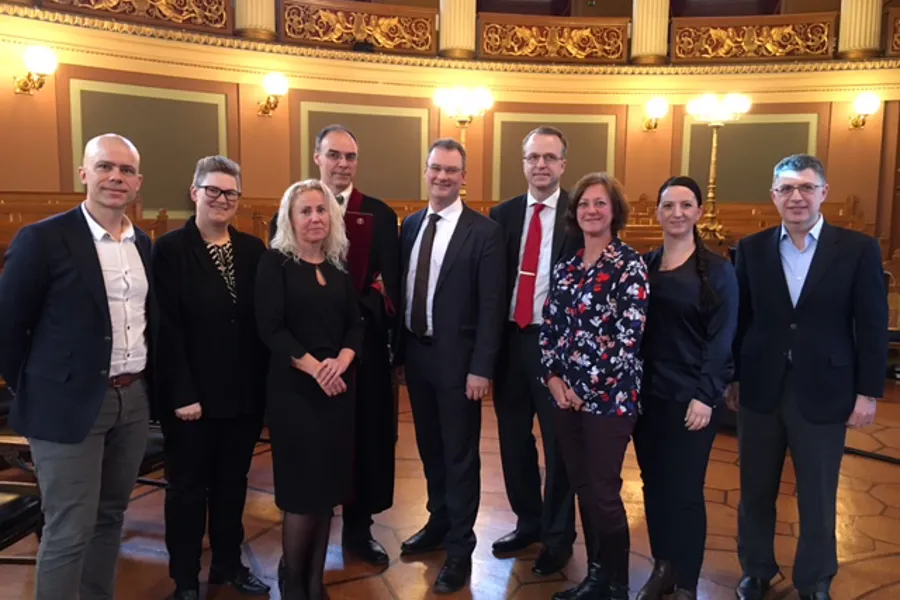 En gruppe mennesker som poserer for et bilde