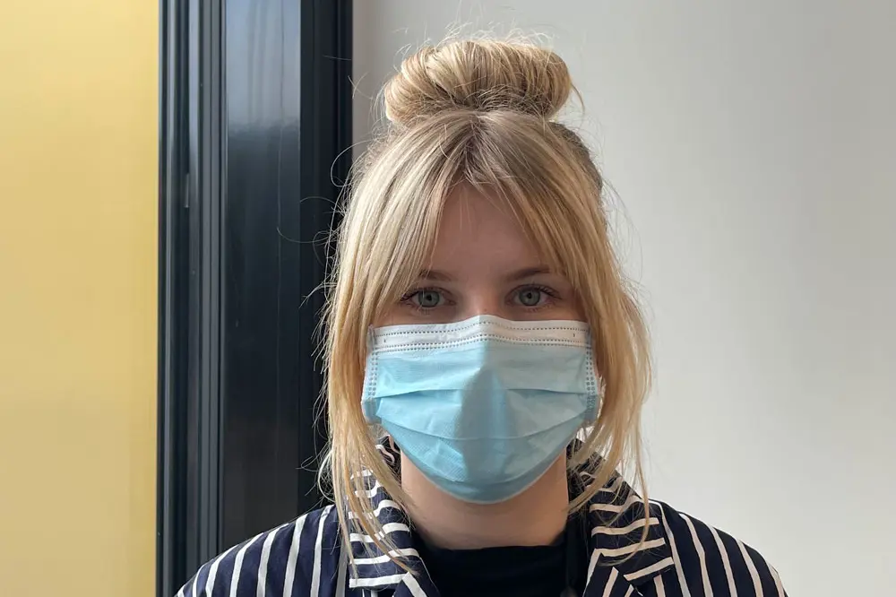 Illustrasjonsbilde av kvinne med munnbind