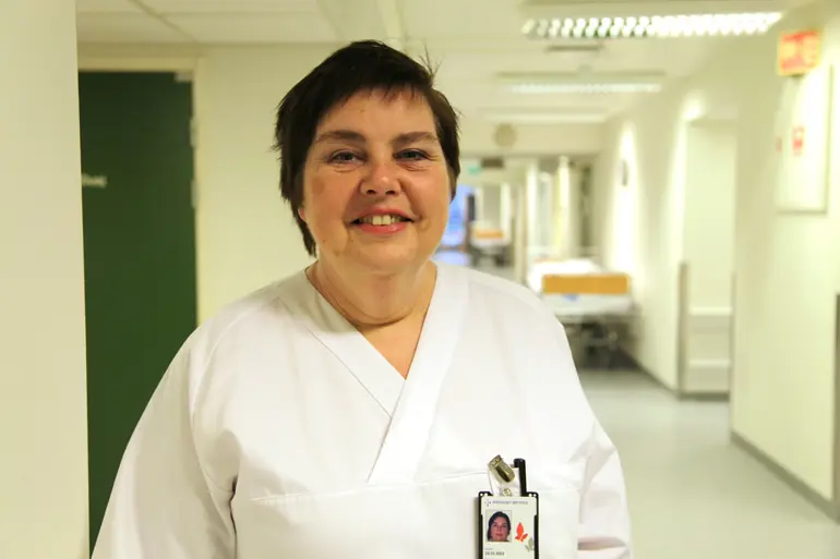 En person iført en hvit frakk