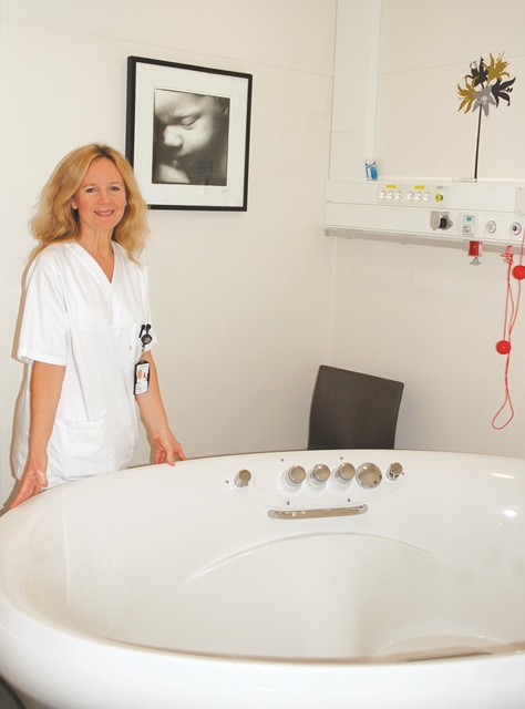 Seksjonsleder Cecilie Sommerstad ved badekar