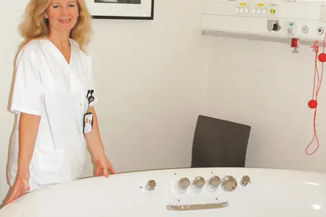 Seksjonsleder Cecilie Sommerstad ved badekar
