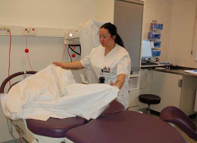 Jordmor Sandra Åkenes-Carlsen klargjør fødestol