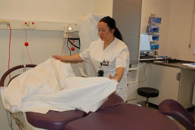 Jordmor Sandra Åkenes-Carlsen klargjør fødestol