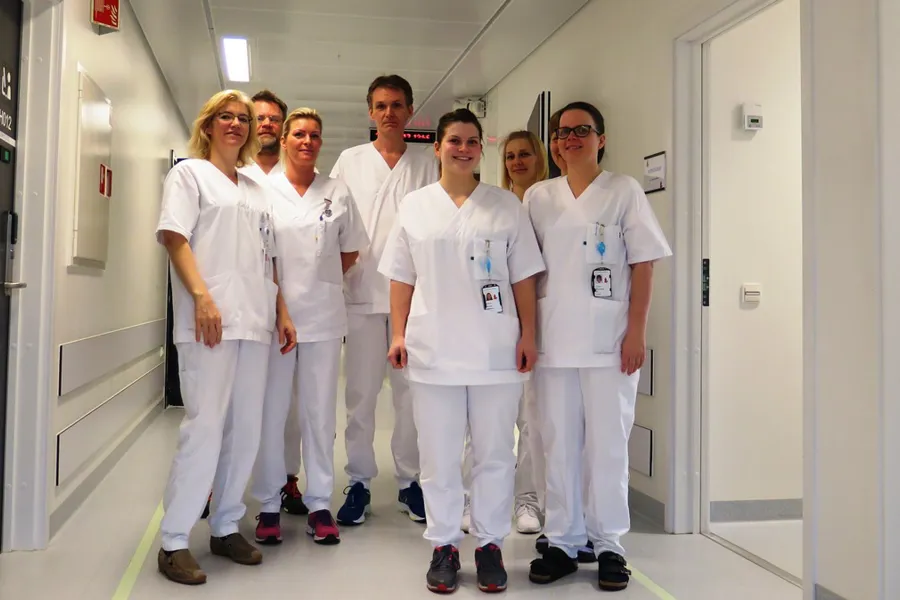 En gruppe mennesker iført hvite uniformer