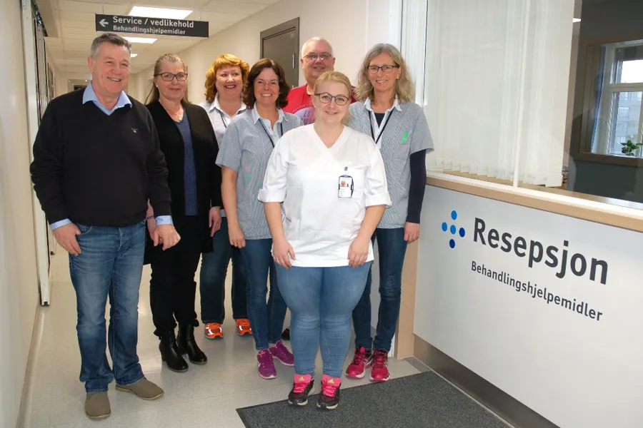 En gruppe mennesker som poserer for et bilde