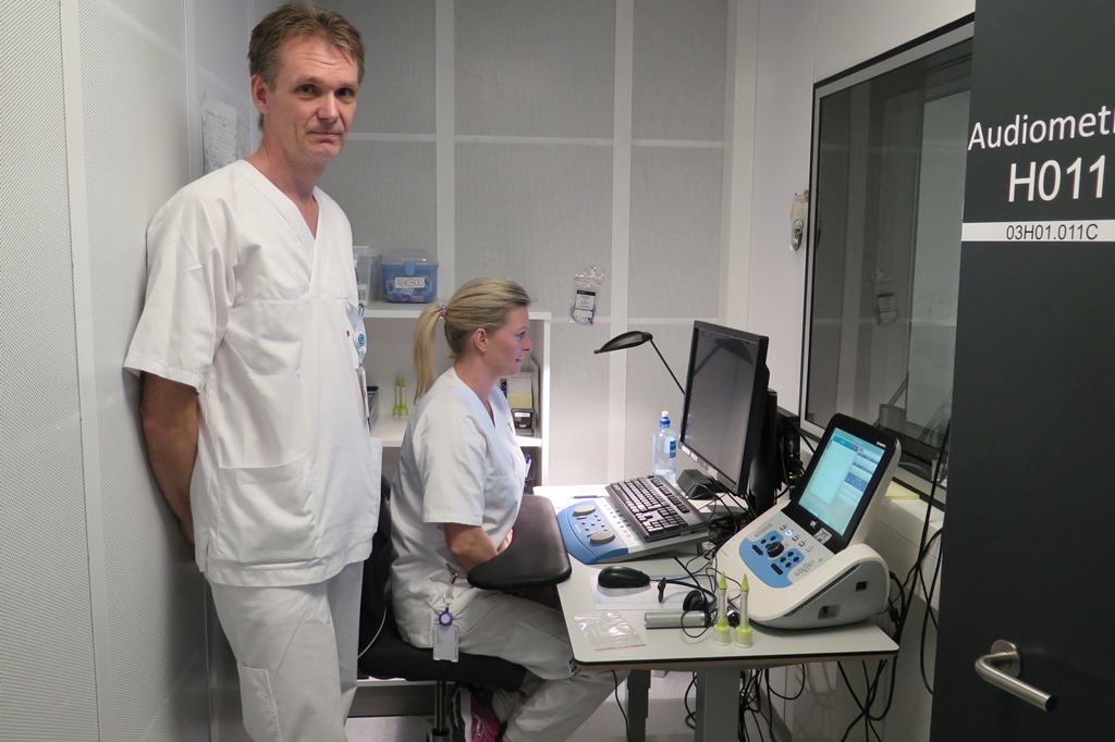 En mann og en kvinne i et rom med datamaskiner