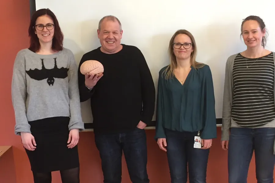 En gruppe mennesker som poserer for et bilde