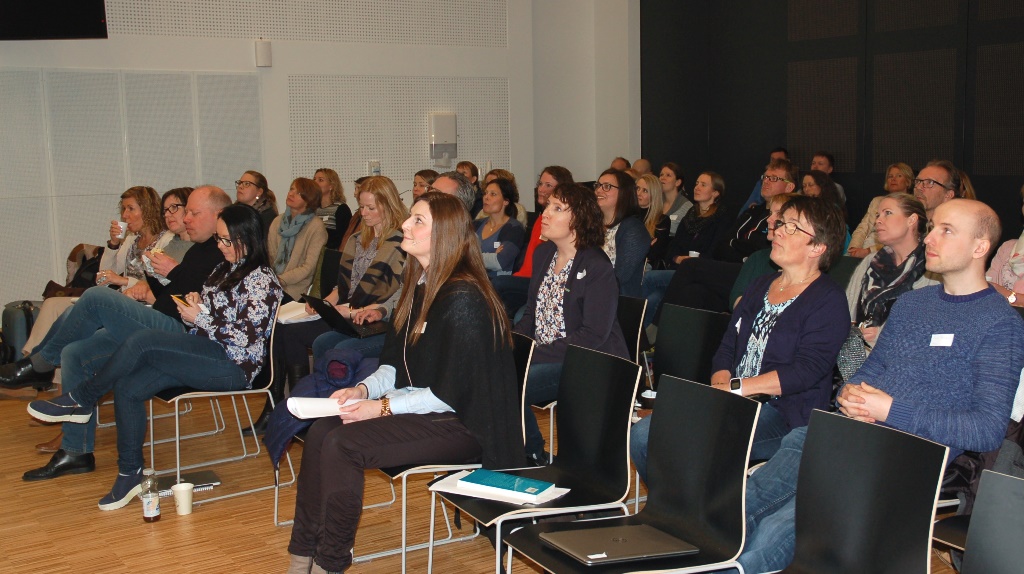 En gruppe mennesker som sitter i stoler