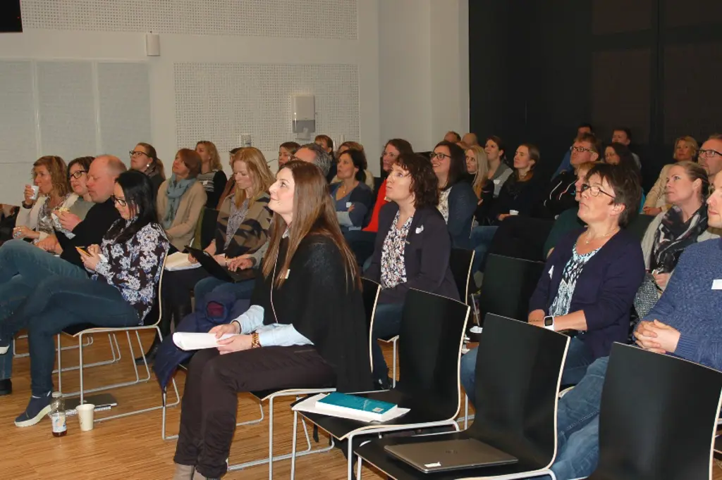 En gruppe mennesker som sitter i stoler