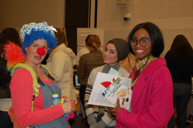 En gruppe kvinner i klær