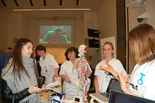 En gruppe kvinner i hvite uniformer