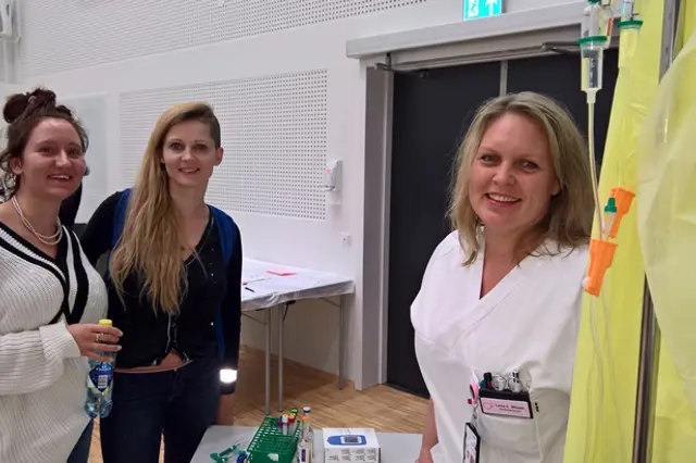 Noen få kvinner i et rom