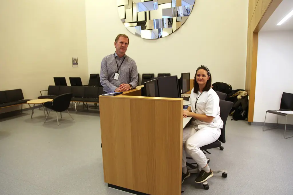 Seksjonsleder Bjørn-Arild Lundquist og teamleder Trine Dahlberg Karlsen i den nye pasientreisesonen like ved innangen på Kalnes.