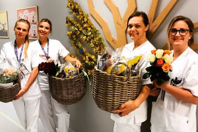 De glade jordmødrene Elina Gobina, Sandra Zietek, Linda Steen og Katrine Døvle Gustavsen mottok hilsen på nattevakt.
