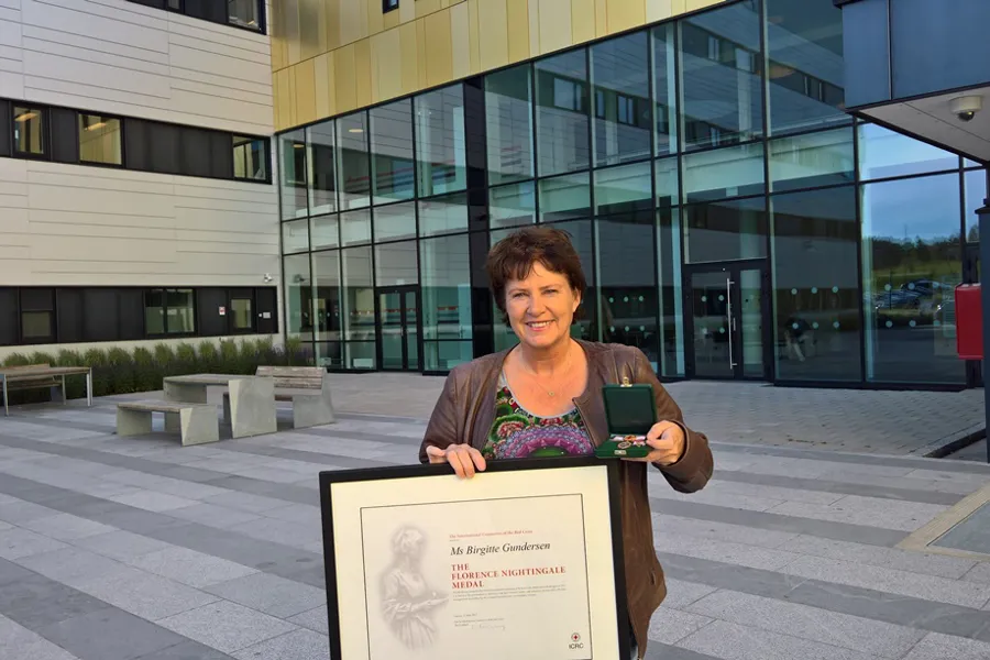 Birgitte Gundersen med medalje og diplom