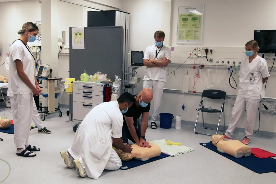 Her gjennomgår LIS1 avansert hjerte- lungeredning i simuleringssenteret.