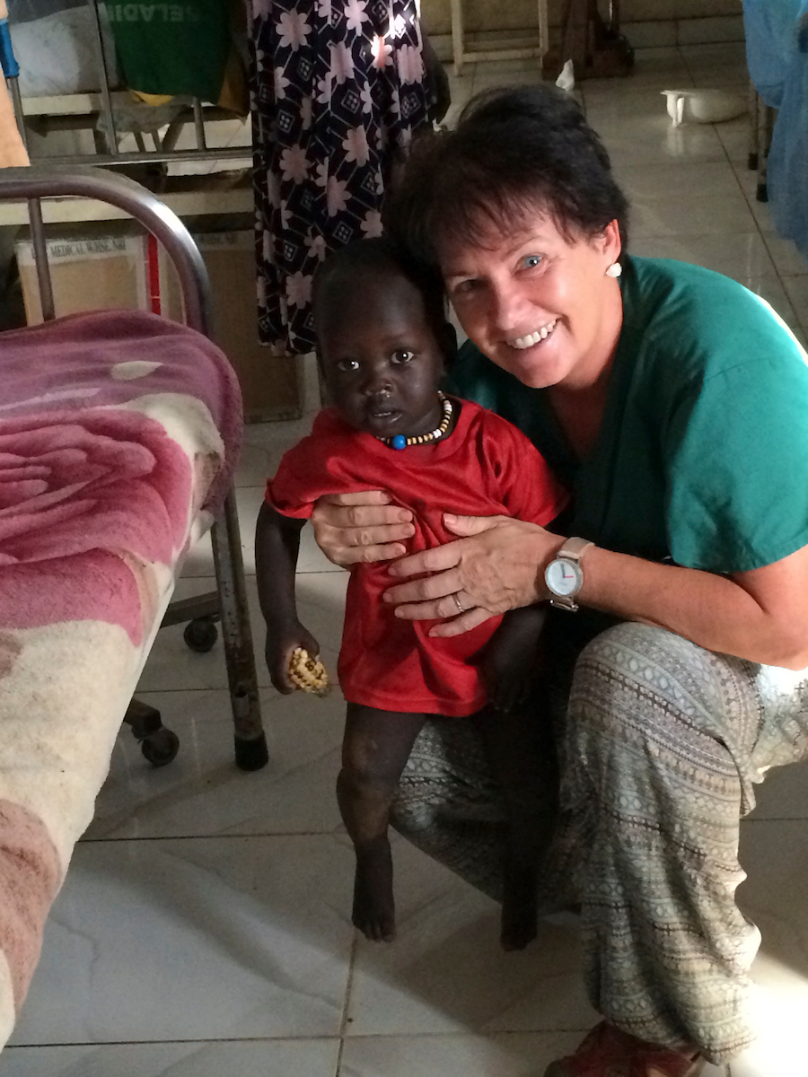 Birgitte Gundersen med et barn i Sør-Sudan