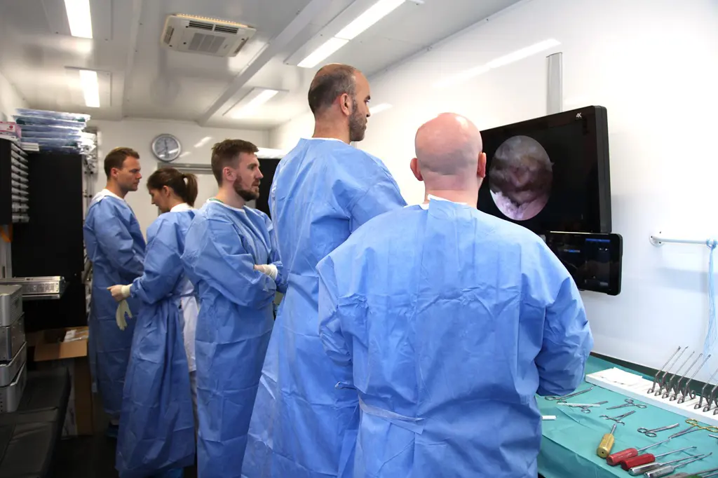 Lastebilen er innredet som en høyteknologisk operasjonsstue.