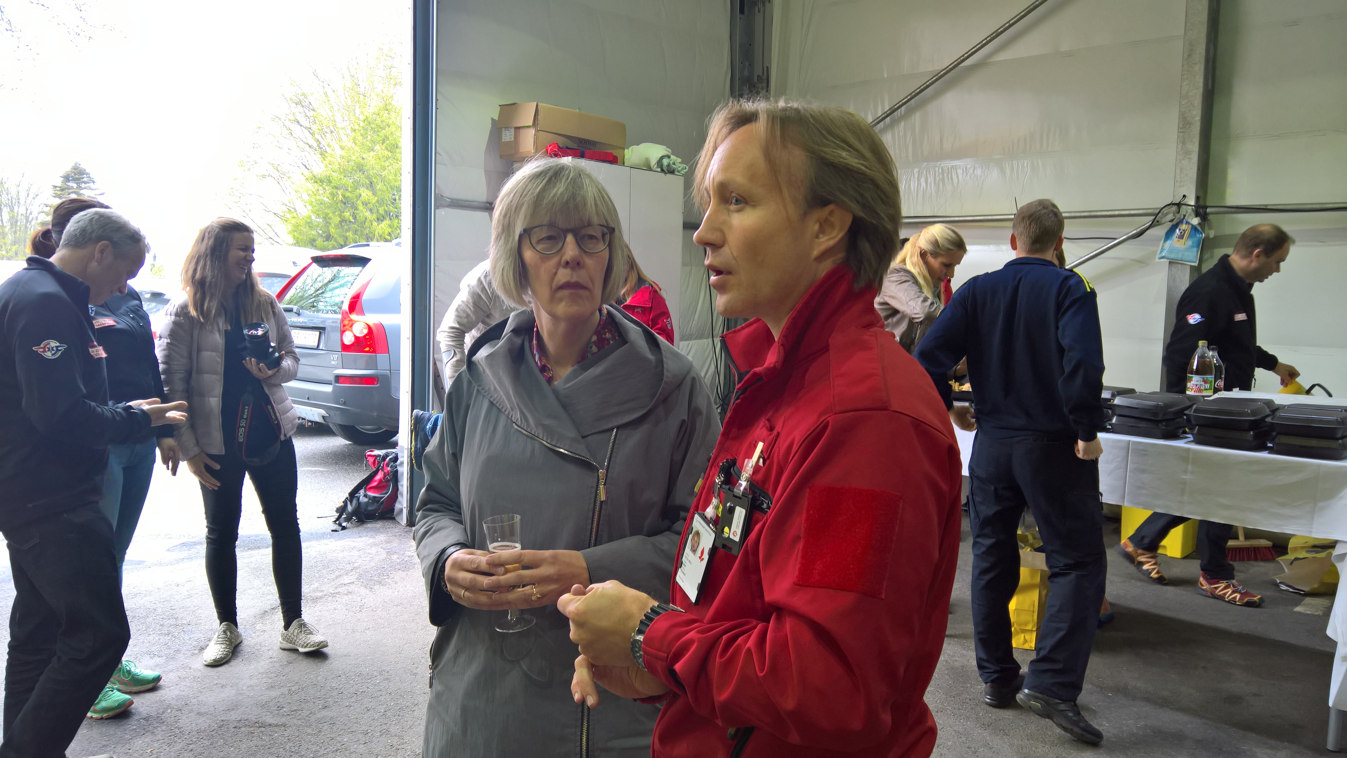 Anestesilege Eirik Franer og statssekretær Anne Grethe Erlandsen. Foto: Sykehuset Østfold