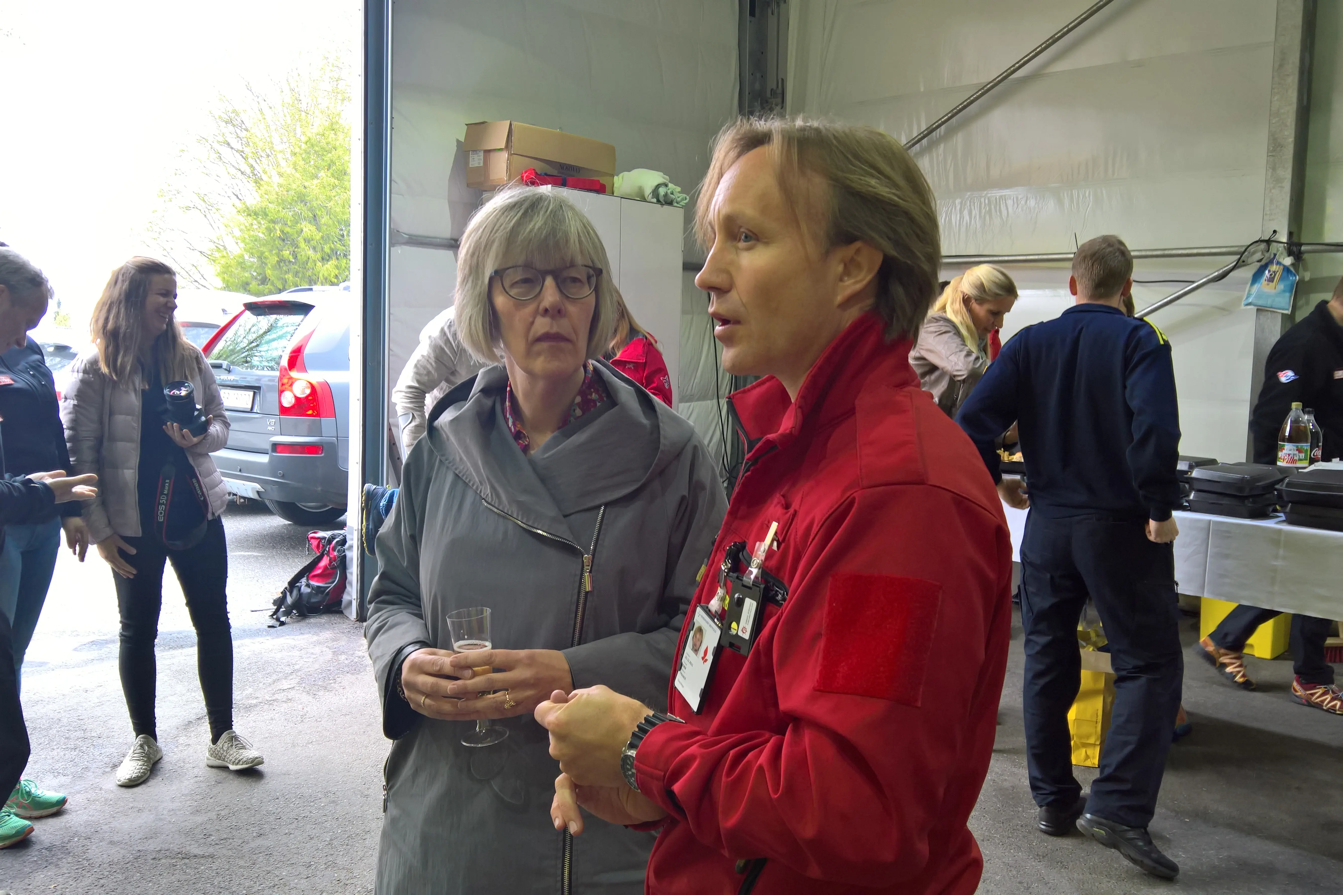 Anestesilege Eirik Franer og statssekretær Anne Grethe Erlandsen. Foto: Sykehuset Østfold