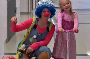 Klovnen Berta Badehette og blid pasient