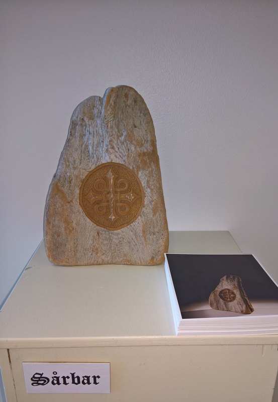 Et sirkulært objekt på en vegg