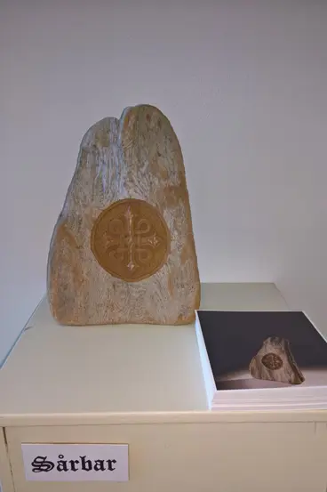 Et sirkulært objekt på en vegg