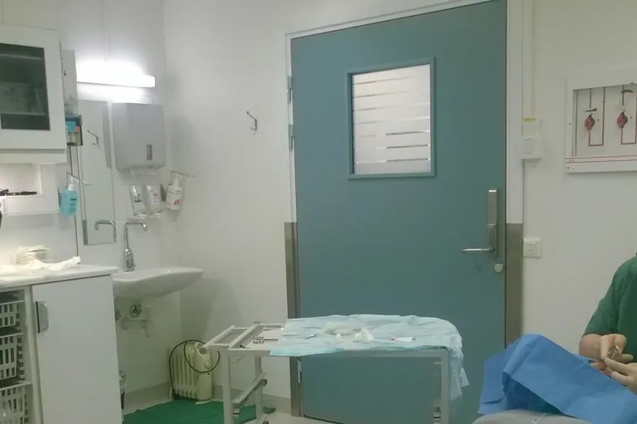 En lege på et sykehusrom