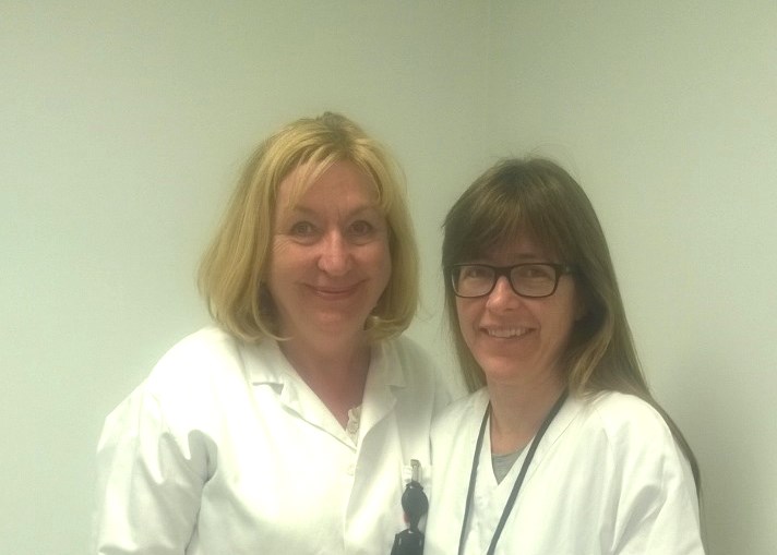 Et par kvinner smiler