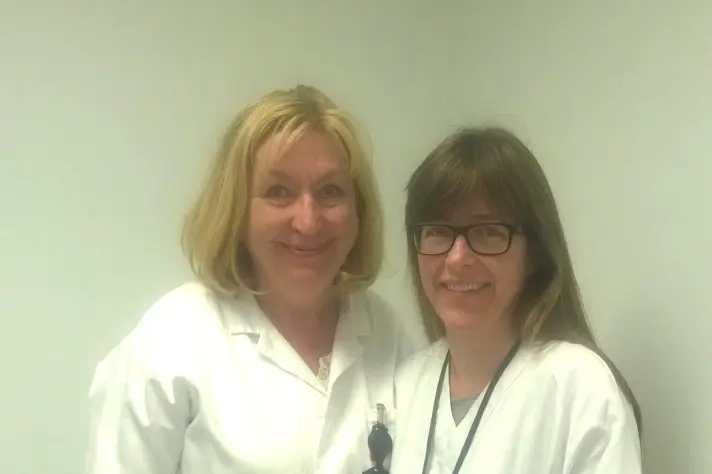 Et par kvinner smiler