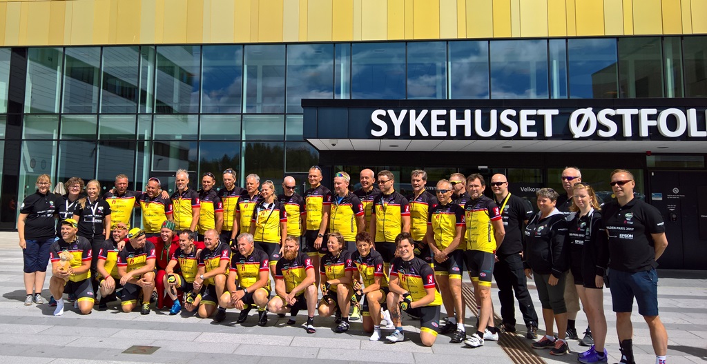 Team Rynkeby utenfor sykehuset