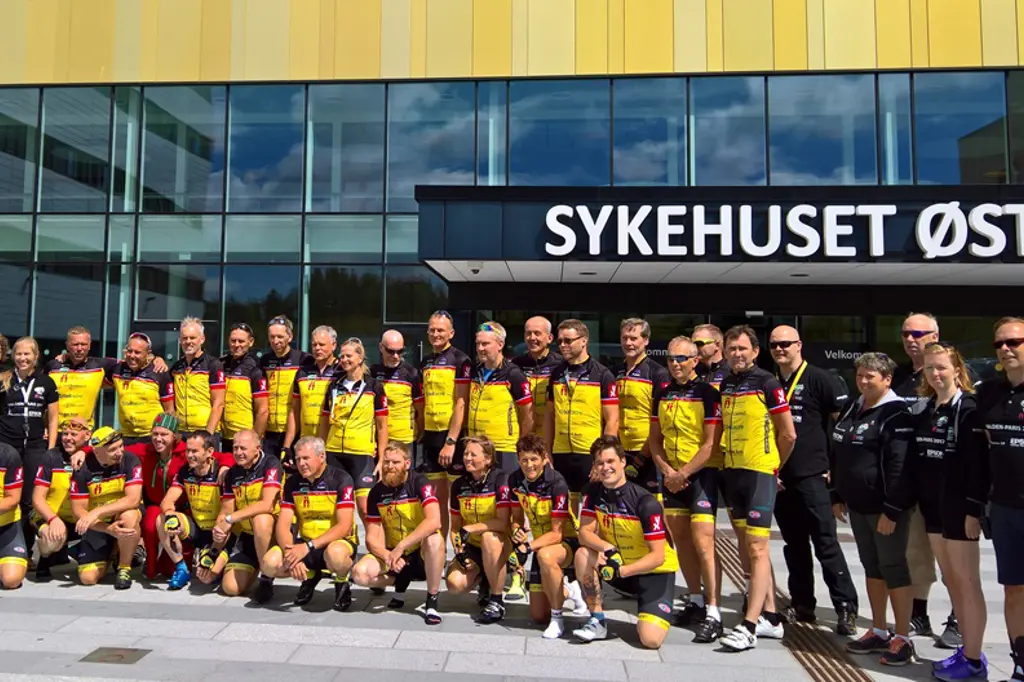 Team Rynkeby utenfor sykehuset