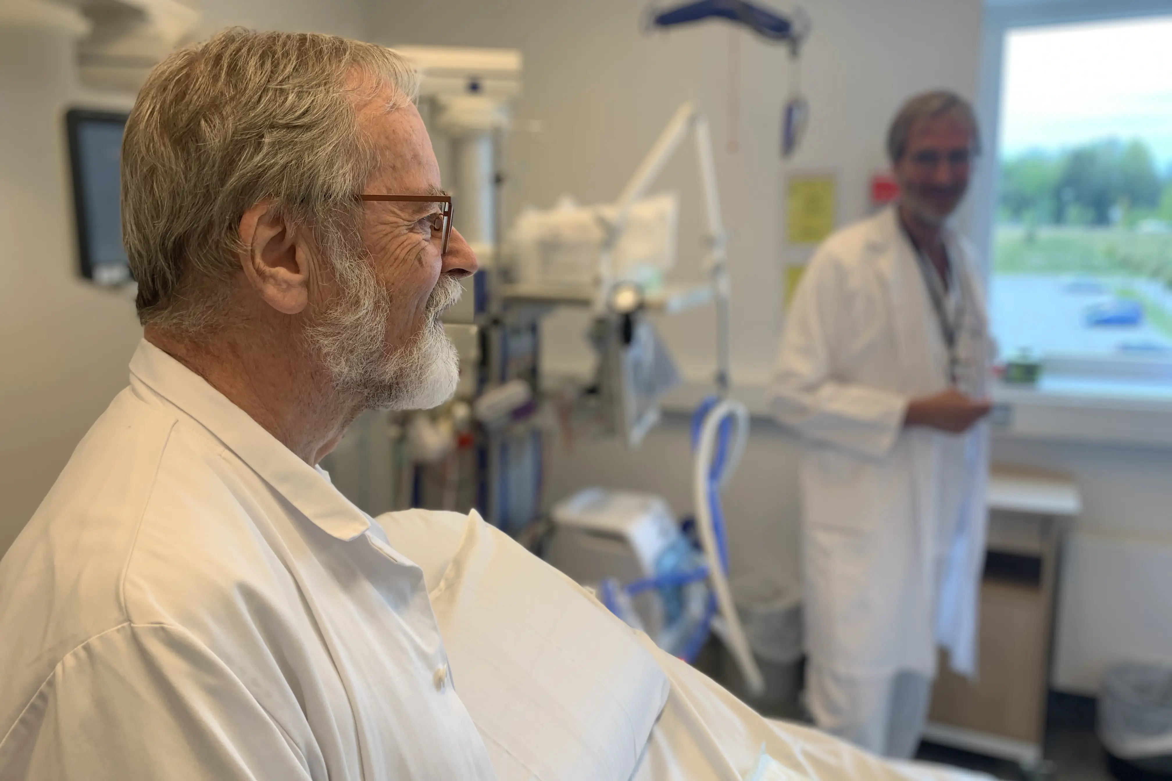 Sykehusprester på pasientrom.