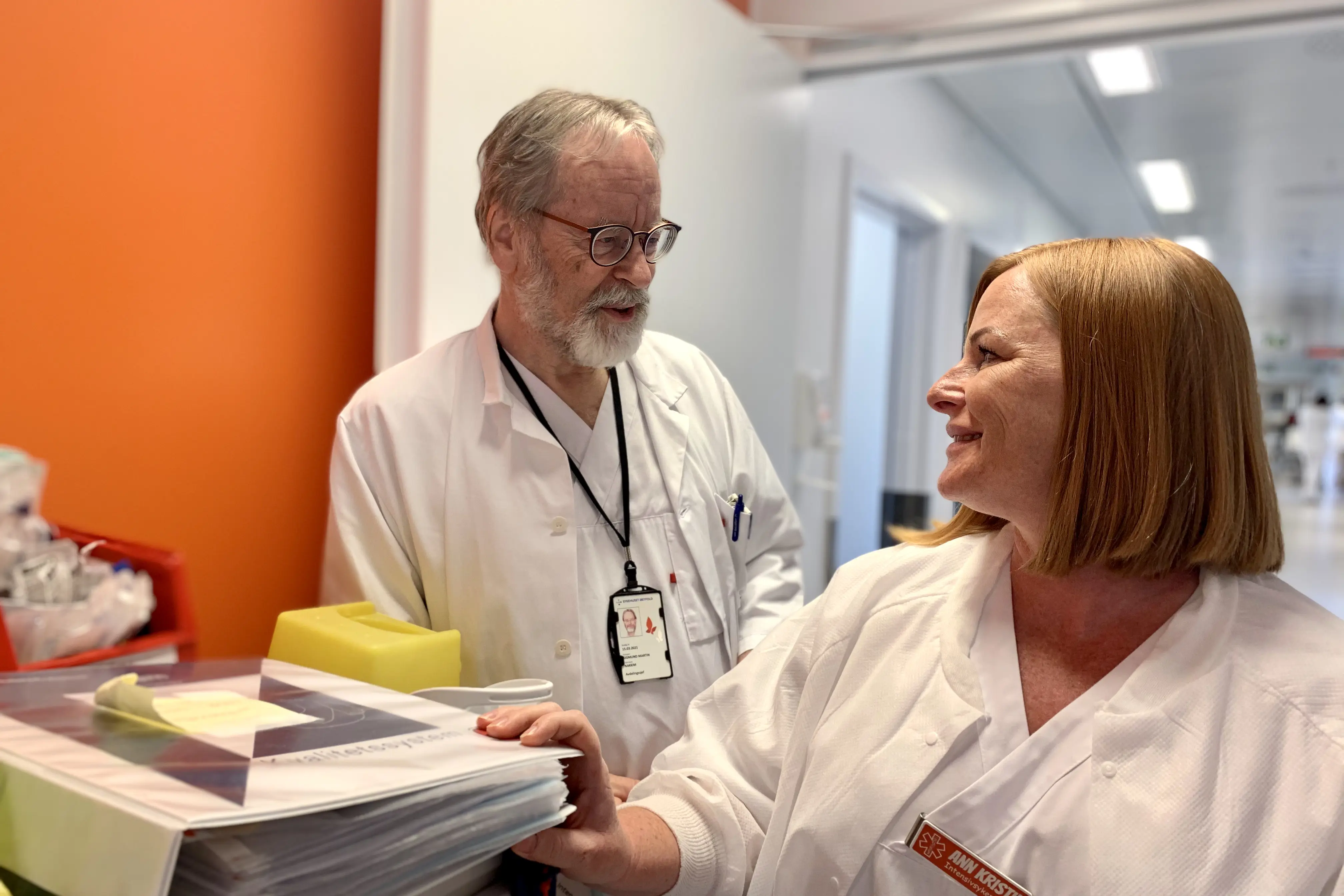 Sykehusprest og sykepleier i samtale.