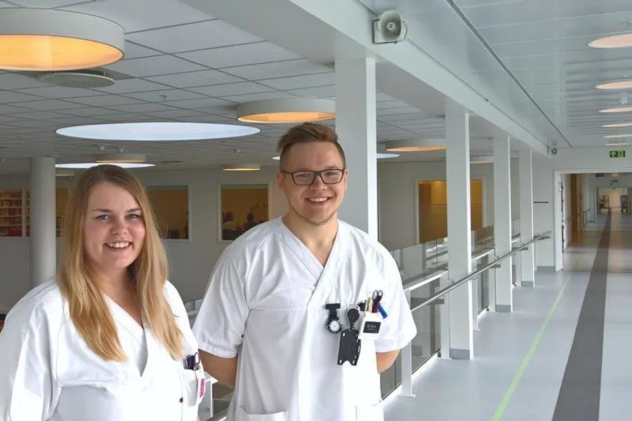 En mann og en kvinne i gangen