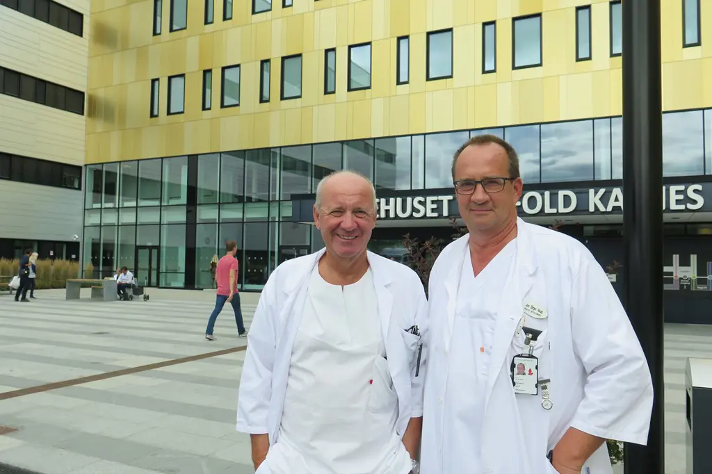 Et par menn i hvite frakker