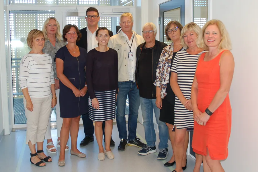 En gruppe mennesker som poserer for et bilde